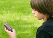 adolescent composant un numéro de téléphone 2