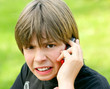 adolescent en colère au téléphone