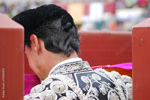 Photo: Esperando el momento, subalterno en el chiquero. Esperando el momento, subalterno en el chiquero.