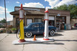 historische route 66, renovierte alte tankstelle mit Oldtimer