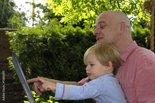 Foto: Mann mit Kind am Computer Mann mit Kind am Computer