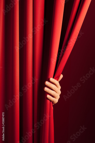 Foto: opening the curtain opening the curtain