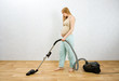 Foto: Pregnant woman cleaning floor with vacuum cleaner Pregnant woman cleaning floor with vacuum cleaner