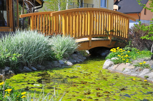 Foto: Holzbrücke in Garten Holzbrücke in Garten