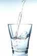 グラスに水を注ぐ