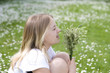 Maedchen, blond, 13 Jahre, Wiese, Graeser, Heuschnupfen