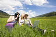 Foto: Junge Leute mit Laptop in Wiese # III Junge Leute mit Laptop in Wiese # III