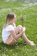 Maedchen, blond, 13 Jahre, Wiese, Graeser, Heuschnupfen