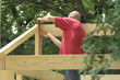 Photographie : homme qui construit un chalet