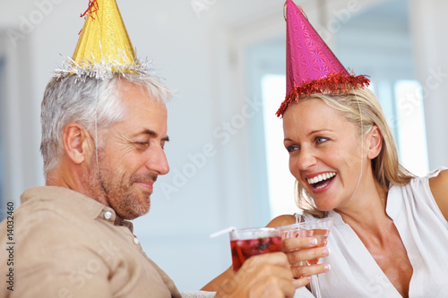 Foto: Cheers: Elderly couple at a birthday celebration Cheers: Elderly couple at a birthday celebration
