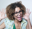 jeune femme joyeuse surprise