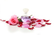 Images : bouteille de parfum et p�tales de fleur