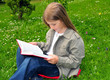 Kind liest Buch