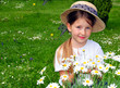 Mädchen mit Hut im Garten