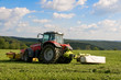 Traktor mit Mähwerk bei der Heuernte Traktor mit Mähwerk bei der Heuernte