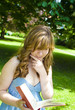 Foto: Student reading a book in a park Student reading a book in a park