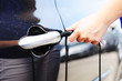 Frau parkt mittels Handyparken 4