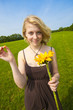 Foto: Beautiful woman with a sunflower Beautiful woman with a sunflower