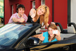 Jugendliche im Cabrio
