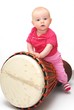 bébé joue sur le tambour