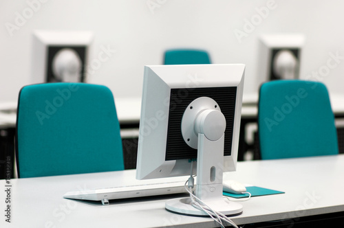 Foto: Computer-Arbeitsplätze in einem Schulungsraum Computer-Arbeitsplätze in einem Schulungsraum