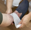 pose d'un bandage à la jambe