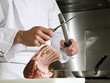 chef préparant un carré d'agneau