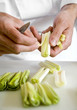 chef épluchant des légumes