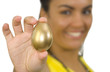Femme brune tenant un oeuf en or