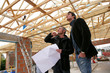 deux hommes dans une maison en chantier deux hommes dans une maison en chantier
