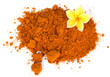 fleur jaune de frangipanier sur poudre de curcuma fleur jaune de frangipanier sur poudre de curcuma