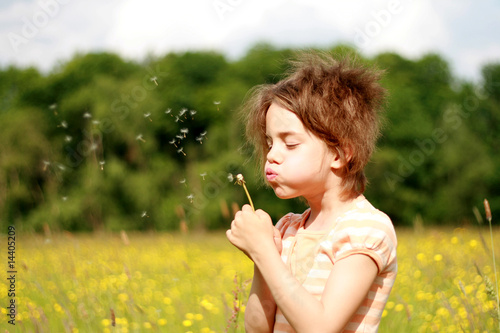 Kind mit Pusteblume