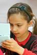 enfant et console de jeu 2