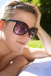 Foto: Woman reading papers outside Woman reading papers outside