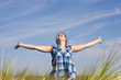 Foto: Happy woman in a field Happy woman in a field