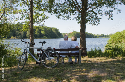 Foto: Mature couple enjoying landscape Mature couple enjoying landscape