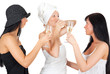 frau mit handtuch nach der dusche mit freunden