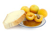 Aprikosen mit Marmelade und Butterbrot