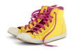 gelbe Schuhe mit rosa Schuhband