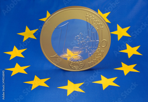 Foto: Euromünze auf Europaflagge Euromünze auf Europaflagge