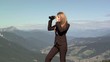 Donna in carriera con binocolo