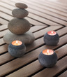 galets zen et bougies allumées galets zen et bougies allumées