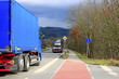 Foto: Fahrende LKW auf einer Bundesstrasse Fahrende LKW auf einer Bundesstrasse