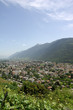 Ville en vallée dans les Alpes
