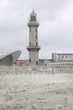 Starker Wind weht Sand ueber den Strand von Kuehlungsborn