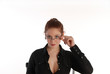 Strenge Sekretärin mit Dutt und Brille