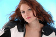 Portrait einer jungen Frau in Motorradjacke