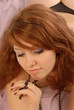 Junge Frau mit Perlenkette
