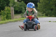 Foto: Kind auf Bobbycar, heranfahrend Kind auf Bobbycar, heranfahrend