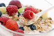 Müsli mit frischen Obst auf Löffel